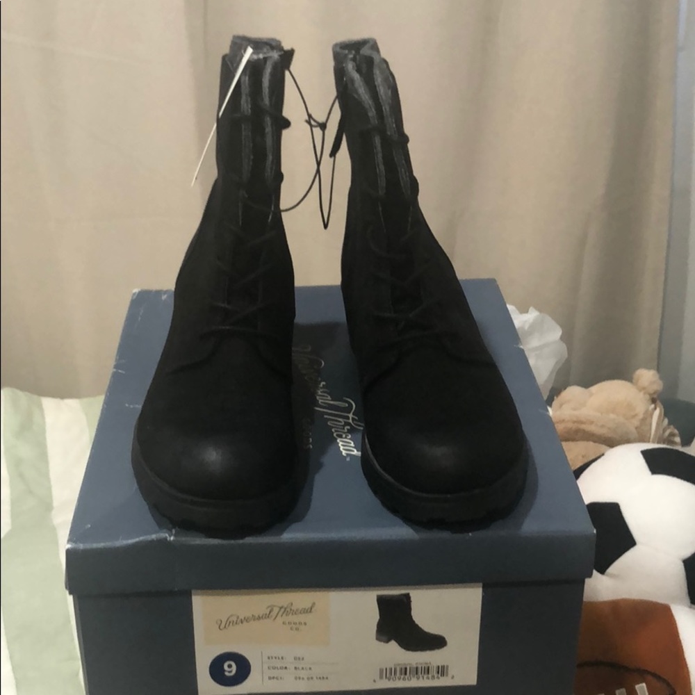✨Universal Thread Black with Grey trim booties✨